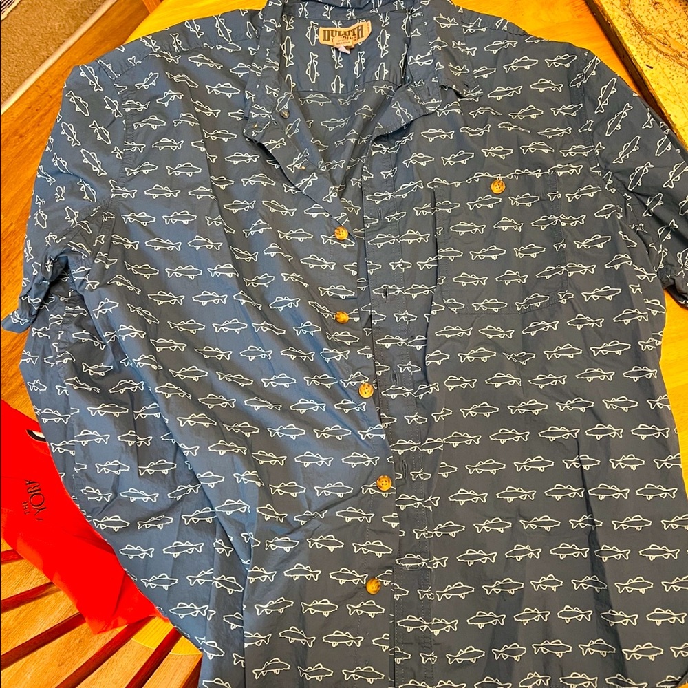 NWOT. Duluth Trading Men’s short sleeve button down with cute fish